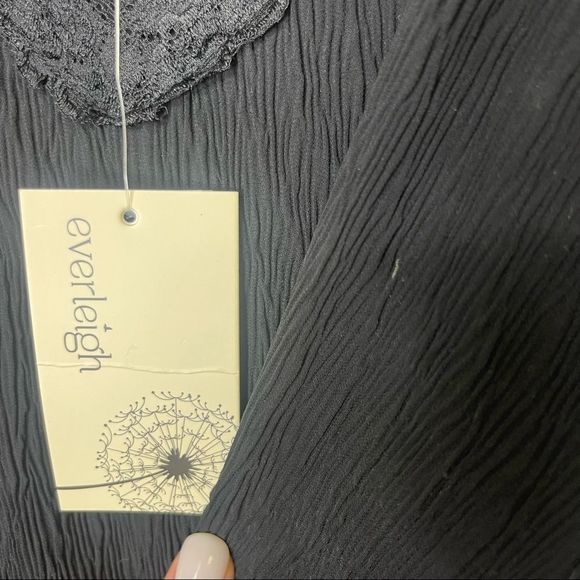 Everleigh Blouse Size Medium Tank Top  Strap Sleeveless Top Black Lace V-Neck - Picture 10 of 12